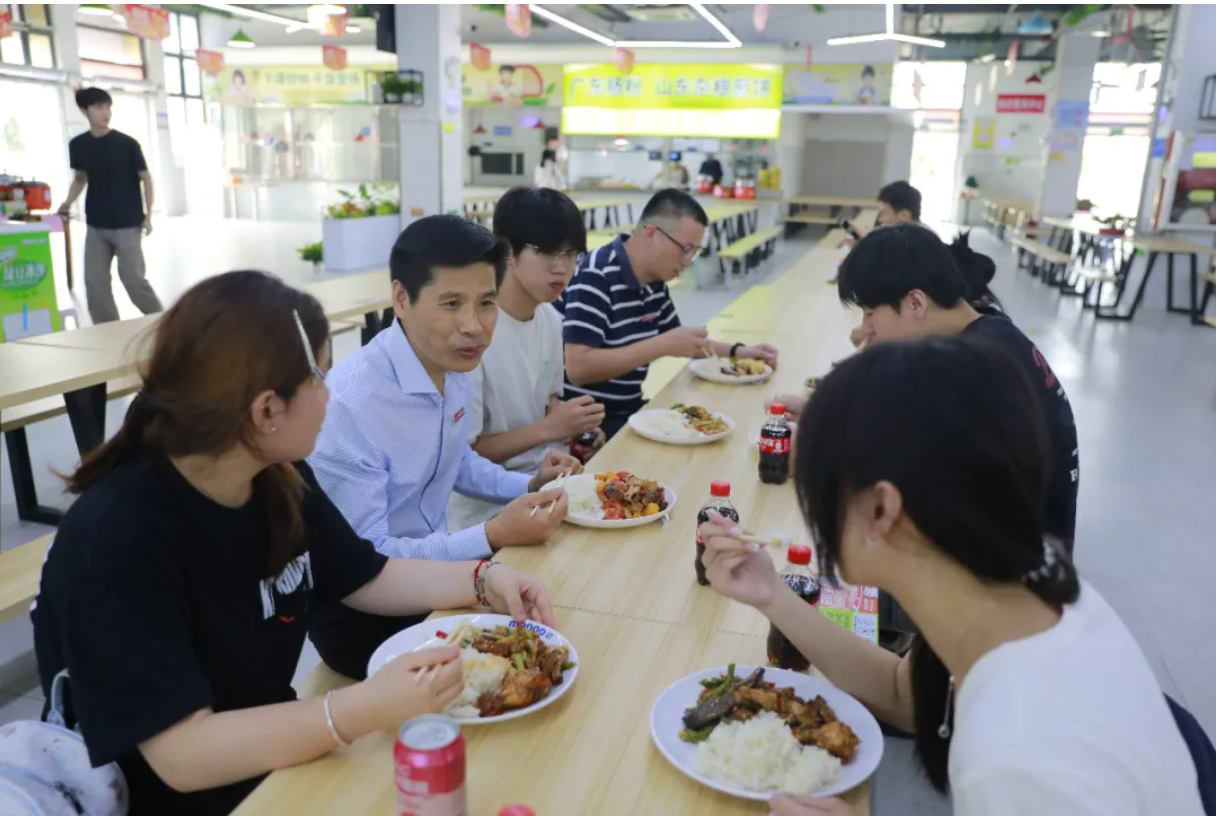 应露晨深入食堂、宿舍走访看望2026级新生