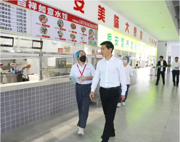 中国新闻网报道我校党委书记应露晨调研督导校园食品安全工作