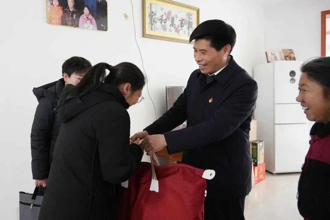 学校党委开展慰问困难党员活动