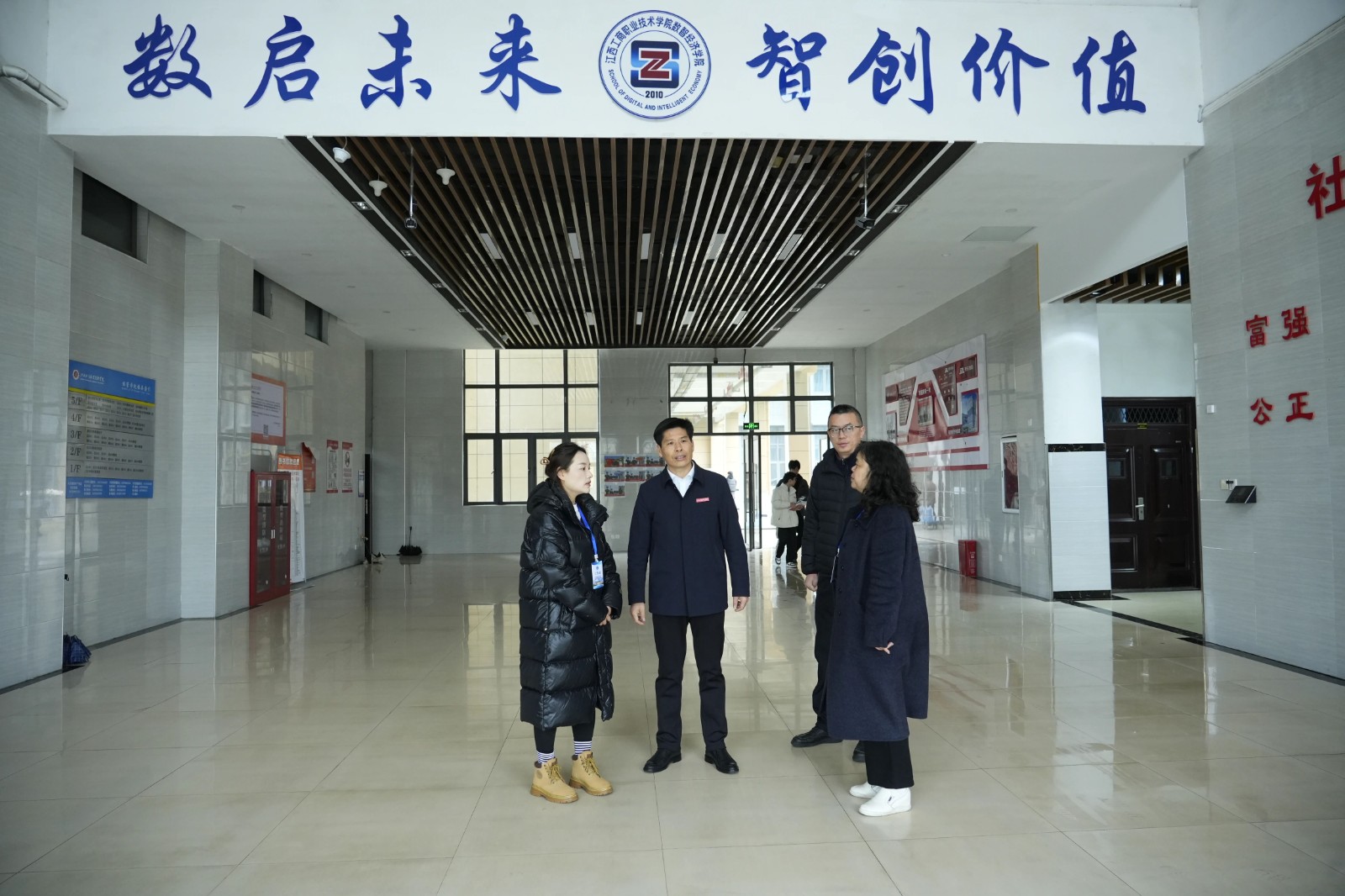 开学第一天校领导深入课堂巡课听课