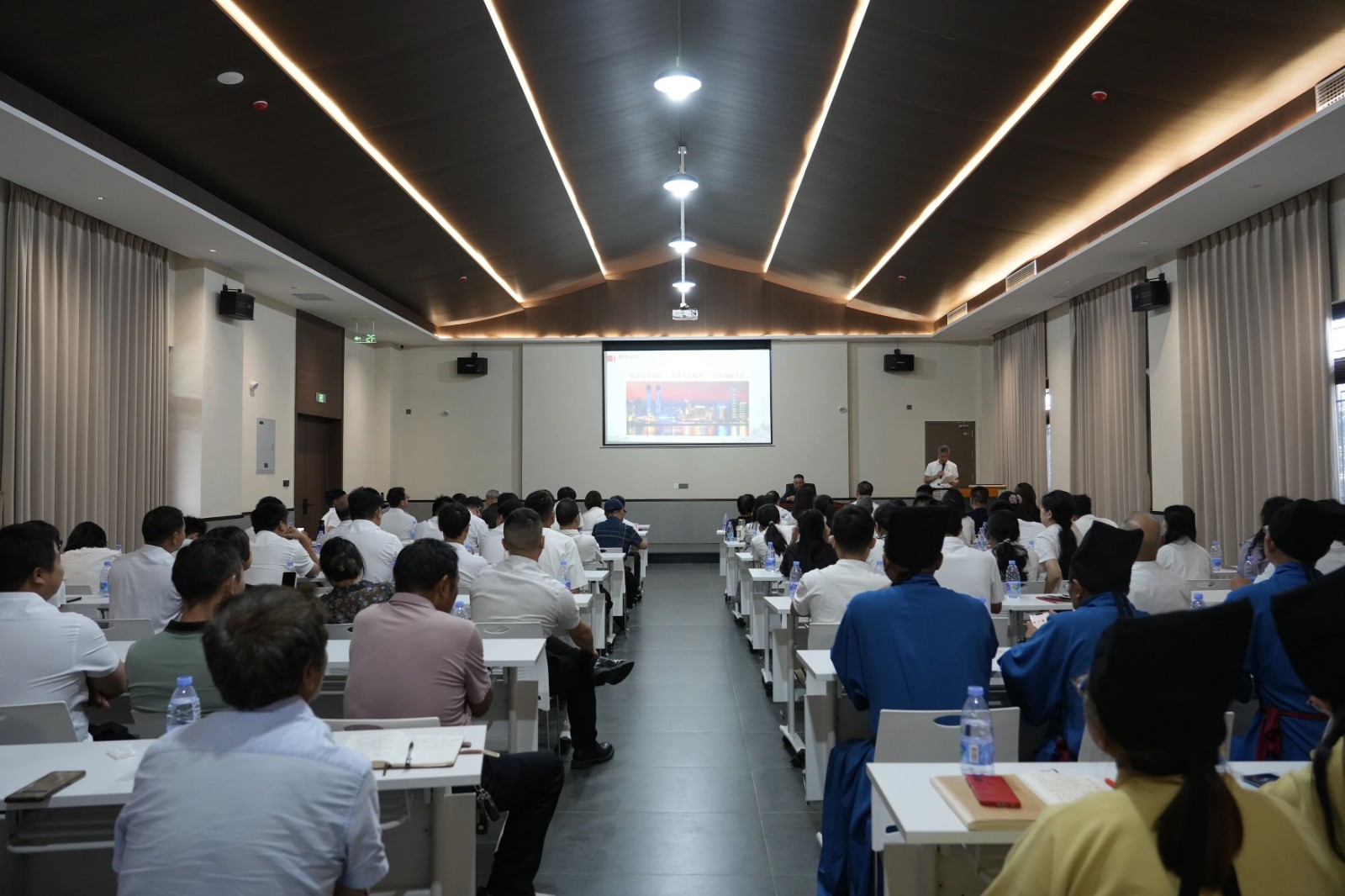 学校在栖贤书院开展优秀传统文化讲座活动